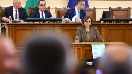 Лидерът на БСП Корнелия Нинова говори от трибуната на Народното събрание, 13 януари 2023 г.