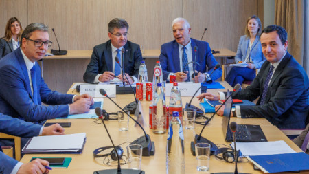 Отляво надясно: Президентът на Сърбия Вучич, специалният представител на ЕС Лайчак, върховният представител за външната политика на ЕС Борел и премиерът на Косово Курти на среща в Брюксел, архив, 2 май 2023 г.