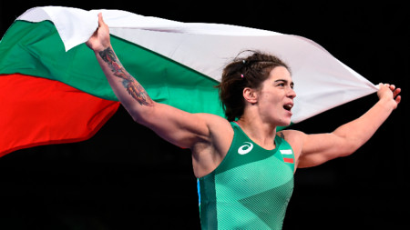 Тайбе Юсеин триумфира с българското знаме.