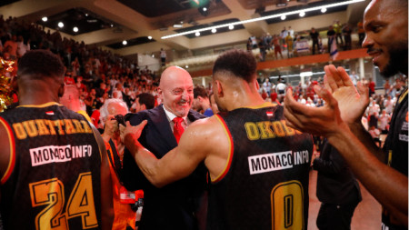 Треньорът на Монако Саша Обрадович поздравява своите баскетболисти от програмата.