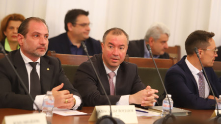 Членът на КЕВР Александър Йорданов (вляво) по време на изслушването в Комисията по енергетика в Народното събрание - 18 май 2022