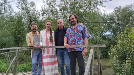 Васил Барков с актерами на съемках фильма 