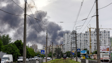 Дим се издига над район в Киев, Украйна, 5 юни 2022 г., 
