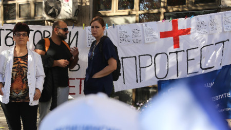 Протестиращи пред МЗ медицински сестри