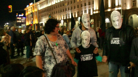 Хората носят маски с лика на Валери Симеонов
