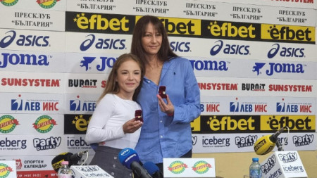 Стилияна Николова и Валентина Иванова с наградите си.