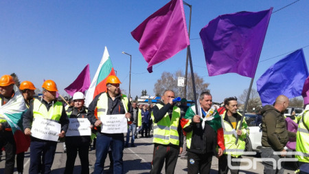 Пътни строители затвориха  в 11 часа пътя Перник – София