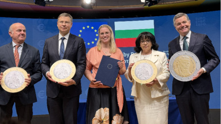 L-R: Luis de Guindos of the ECB, European Commissioner Valdis Dombrovskis, Danish Minister for the Economy Stephanie Løse; Temenuzhka Petkova, the Bulgarian Minister of Finance; and the Eurogroup President Pascal Donohue.