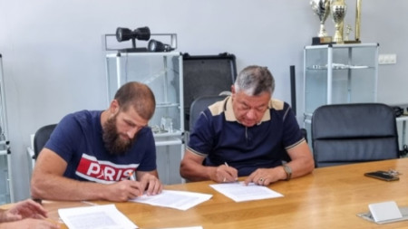 Чавдар Костов подписва договора си.
