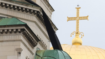 Черен флаг бе спуснат от камбанарията на Патриаршеската катедрала Св. Александър Невски