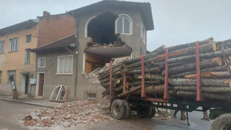 На 28 декември 2021 г. ремарке с трупи се откъсна от камион и връхлетя върху къща в Белица.