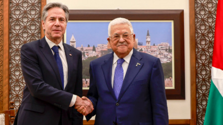 Държавният секретар на САЩ Антъни Блинкън (вляво) се срещна с палестинския президент Махмуд Абас в Рамала на Западния бряг, 10 януари 2024 г.