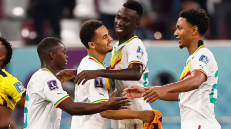 Футболистите на Сенегал ликуват, след като си осигуриха място на осминафиналите на световното първенство в Катар