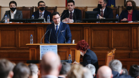 С крясъци и сблъсъци на ръба на физическото насилие започна