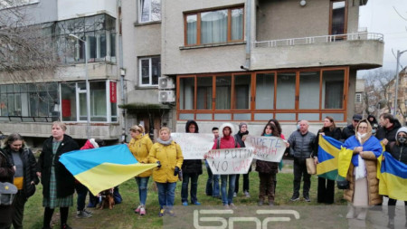 Над 30 души се включиха в  мирен протест пред Руското