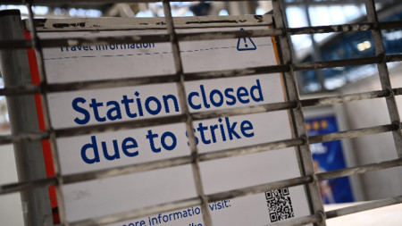 Затвореният вход на метростанция Ватерло в Лондон, Великобритания, 21 юни 2022 г.