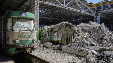 Разрушения от обстрел в трамвайно депо в Харков, 10 юни 2022 г. 