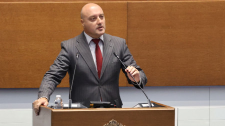 Атанас Славов от ПП-ДБ говори от трибуната на парламента.