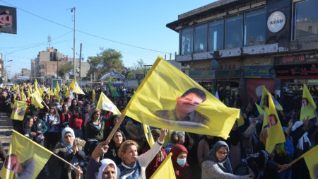 Кюрди на протест срещу турските атаки в иракски Кюдистан в Камишли