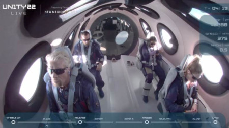 Ричард Брансън (долу вляво) полетя в Космоса