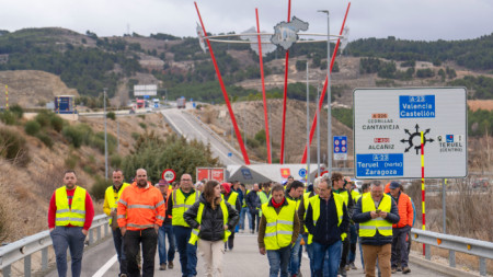 Протести на фермерите блокираха пътни артерии в Испания.