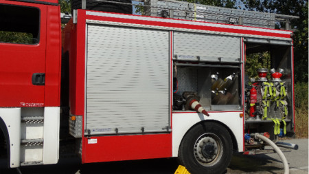 В гасенето на пожара участват екипи от Велико Търново и Горна Оряховица.