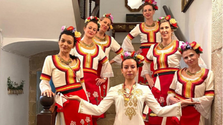 Вече 12 години танцов състав “Огнени ритми”, един от домакините на събитието, съхранява българския фолклор зад граница