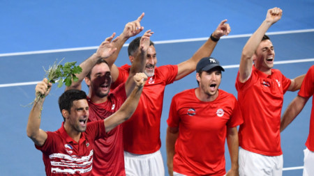 Тенисистите на Сърбия приемат овациите на зрителите.