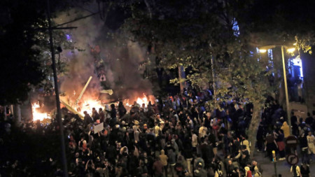 Групи от екстремисти подпалиха барикади по булевард „Лас Рамблас“ в Барселона, преди да бъдат разпръснати с гумени куршуми и димни гранати от полицията в събота вечерта.