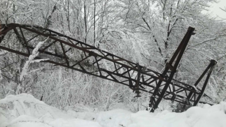 Над 30 стълба на ЧЕЗ-Разпределение са счупени след падналия сняг в Западна България.