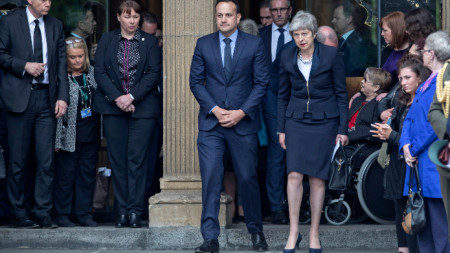 Премиерите Тереза Мей и Лео Вардакар на погребението на журналистката Лира Маккий, загинала при отразяване на безредиците в Лондондери.
