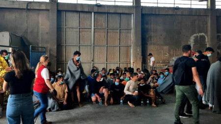 Парамедици от гръцката Национална служба за спешна помощ (EKAV) и гръцкия Червен кръст оказват помощ на мигрантите при пристигането им в пристанището на Каламата, Гърция, 14 юни 2023