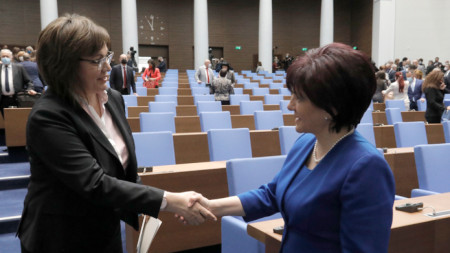 На снимката: Корнелия Нинова и Цвета Караянчева при приключване на 44-то народно събрание