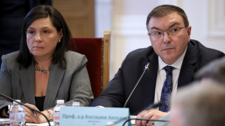 На заседанието на Комисията по здравеопазване - 28 ноември 2023 г.; На снимката вдясно - председателят на комисията Костадин Ангелов от ГЕРБ.