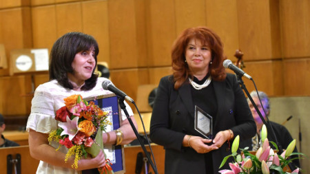 Лили Големинова получава Годишната награда за радиожурналистика от вицепрезидента Илияна Йотова.
