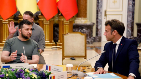 Еманюел Макрон на срещата на европейски лидери с Володимир Зеленски в Киев, 16 юни 2022 г.
