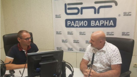 Йордан Господинов в студиото на Радио Варна