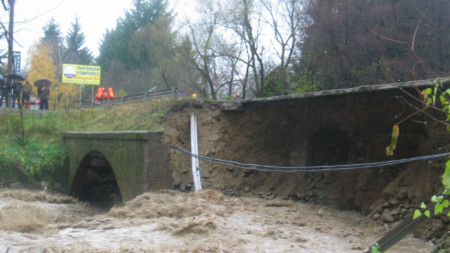 През 2009 и през 2017 г. река Бистрица при с. Гърляно разруши мостове и съоръжения. 