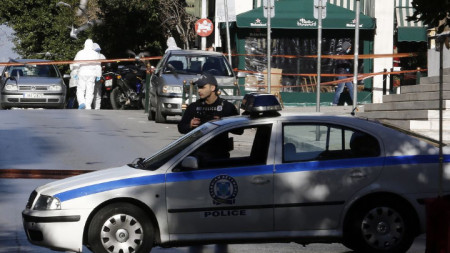 Полиция блокира района в центъра на Атина, къде взривно устройство избухна през църква.