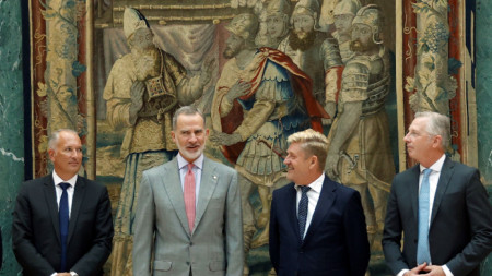 Испанският крал Фелипе VI (вторият отляво надясно) се срещна в двореца Албениз в Барселона и с членовете на борда на СЕАТ