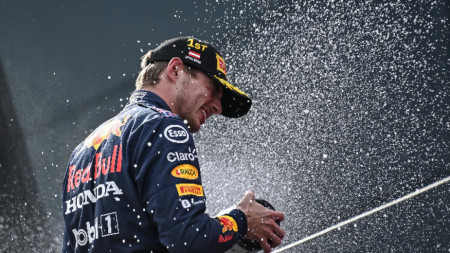 Макс Верстапен се облива с шампанско, след като спечели Гран При на Австрия във Формула 1