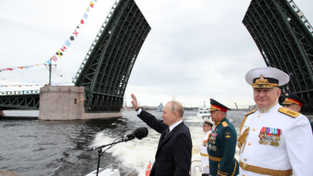 Путин и висши военни присъстваха на военноморски парад в Санкт Петербург, 31 юли 2022 г.