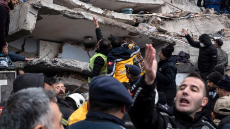 Спасителни екипи издирват жертви и пострадали в срутила се сграда след земетресението в Турция, Диарбекир, 6 февруари 2023 г.