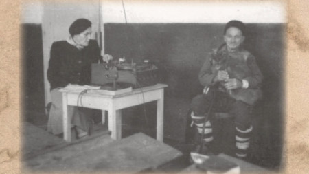 На корицата: Райна Кацарова записва 65-годишния гайдар Фалю Васильов Цвятков от Калофер, 1951 г.