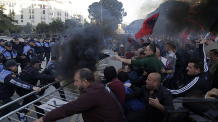 Сблъсъци между демонстранти и силите на реди в Тирана при протести на опозицията.