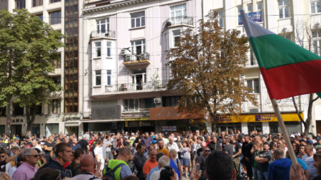 Заради протеста и контрапротеста в София движението пред Съдебната палата бе спряно.