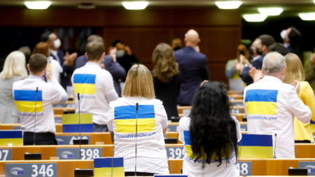 Евродепутати демонстрират подкрепата си към Украйна по време на извънредна пленарна сесия на ЕП в Брюксел, Белгия, 1 март 2022 г.