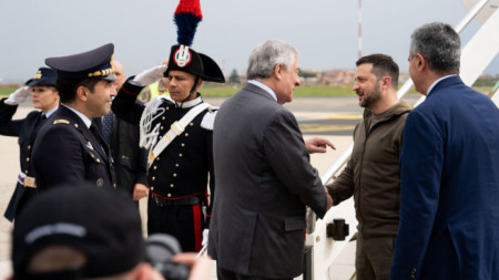 Италианският външен министър Антонио Таяни посреща Володимир Зеленски след кацането му на летище 