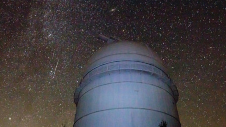 Ярък метеор-Персеид и купола на 2m RCC телескоп в НАО Рожен на 6 август 2019 г. 