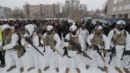 Цивилни украинци (на заден план) в полигон за военно обучение в Киев в открит ден за посещения, 6 февруари 2022 г.